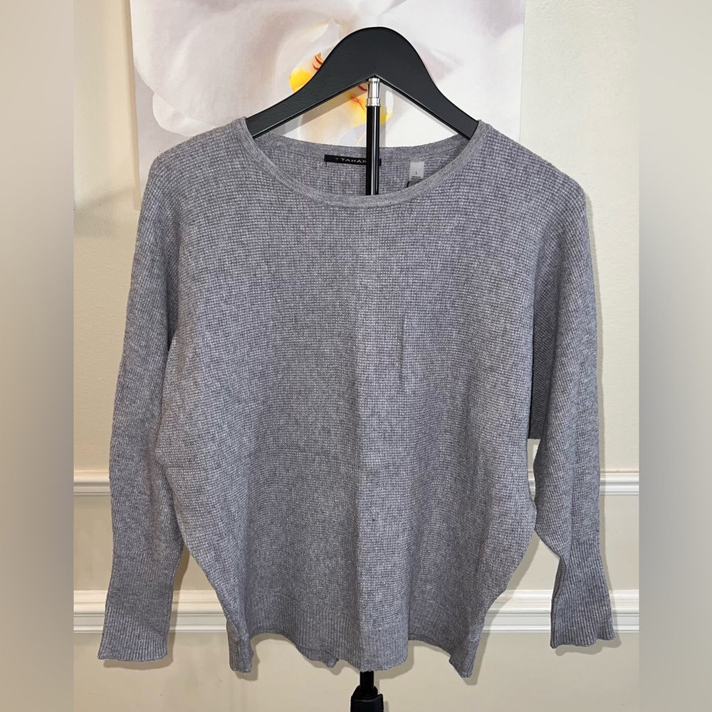 NWT: Tahari Gray Knit Crewneck Viscose Blend Nylon Sweater! Size Large.